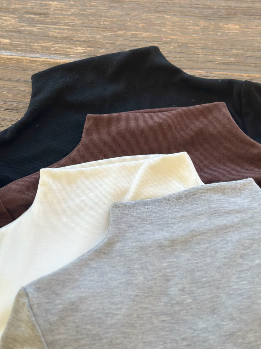 半高領胸墊短版上衣-白