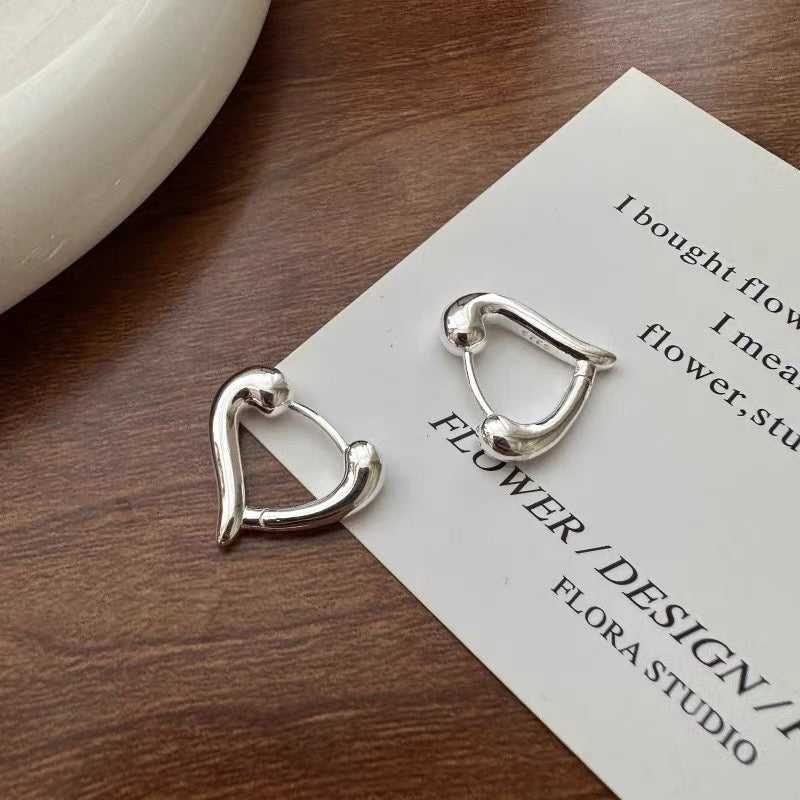 簍空愛心金屬耳圈-銀