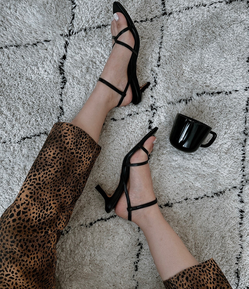 尖頭扭結高跟涼鞋