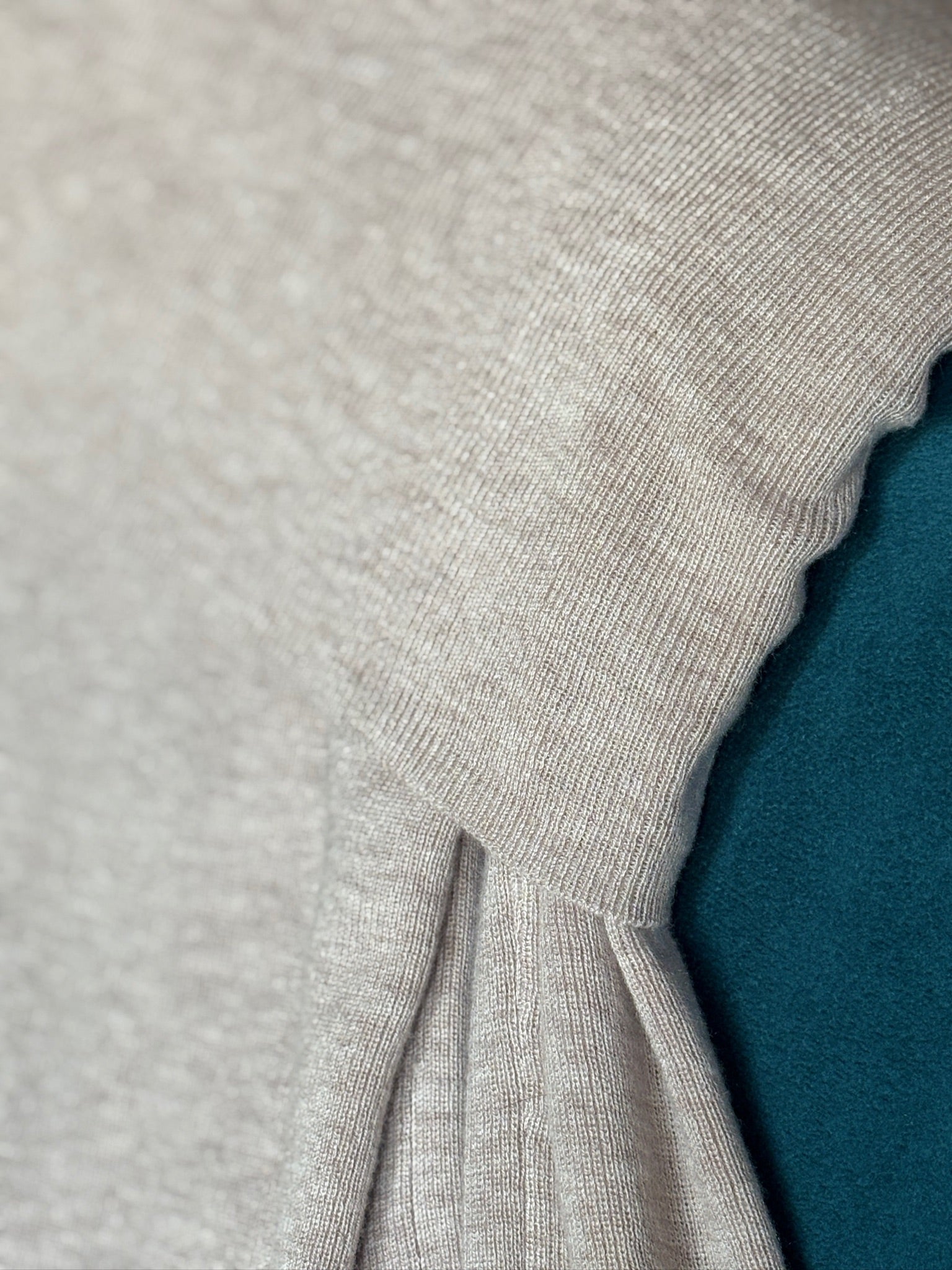 月下鎖骨一字領針織-杏灰