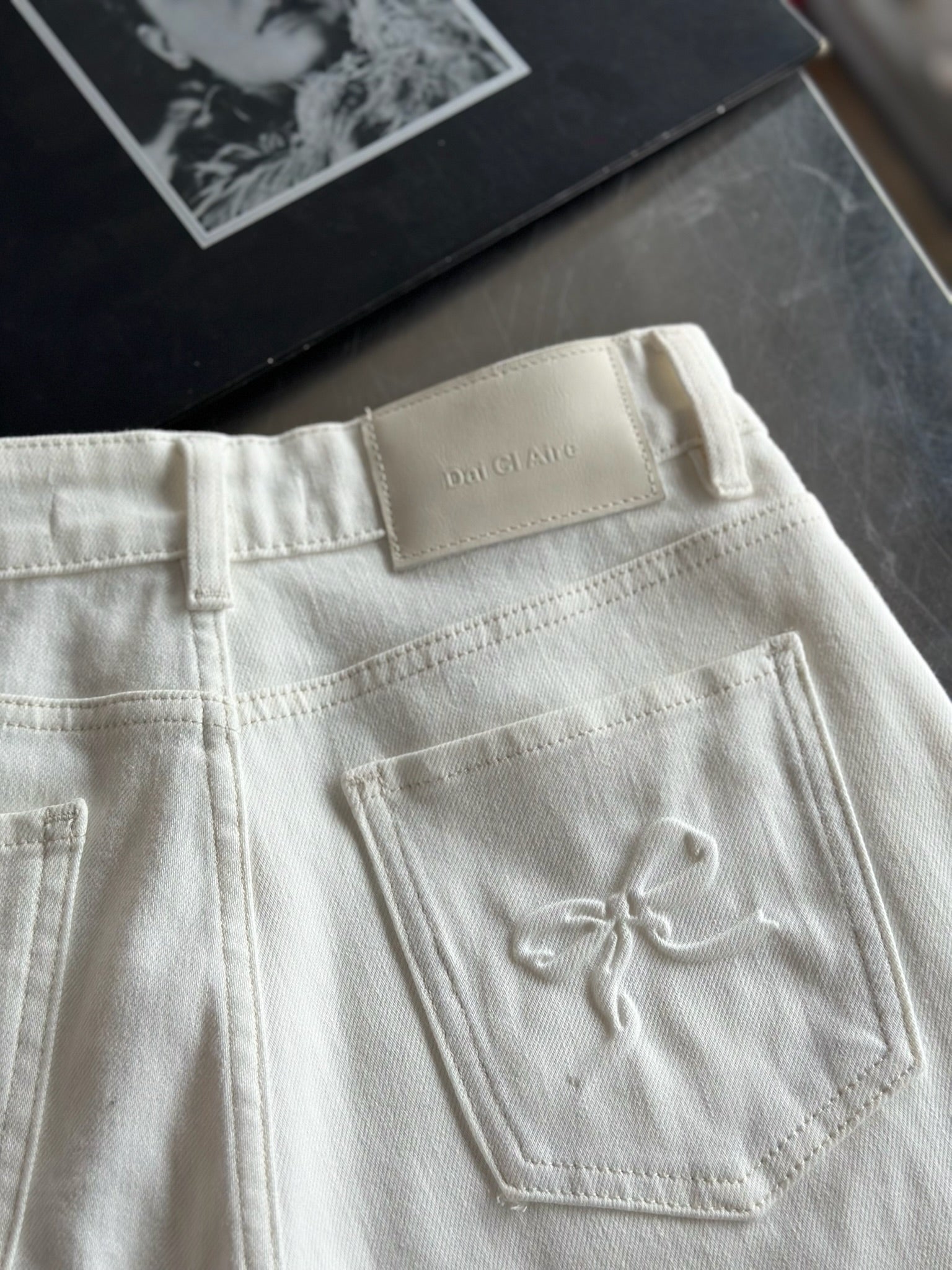 浮雕彈力高腰牛仔褲-白