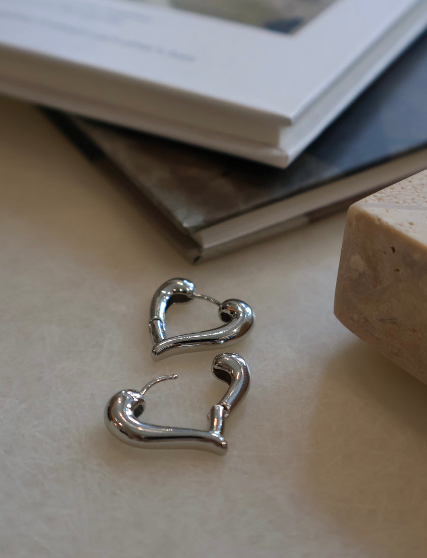 簍空愛心金屬耳圈-銀