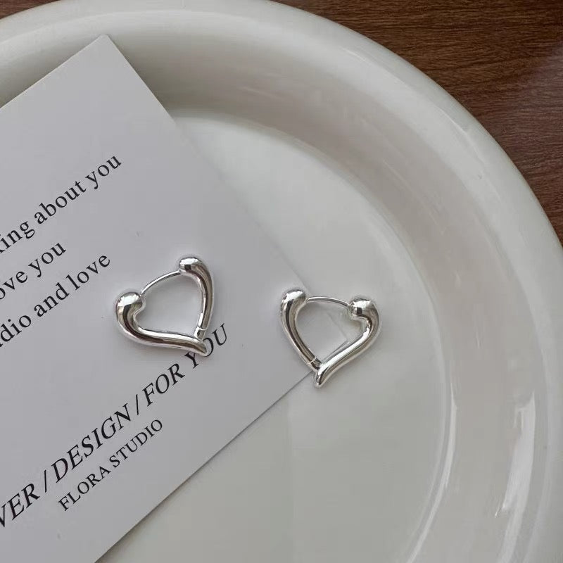 簍空愛心金屬耳圈-銀