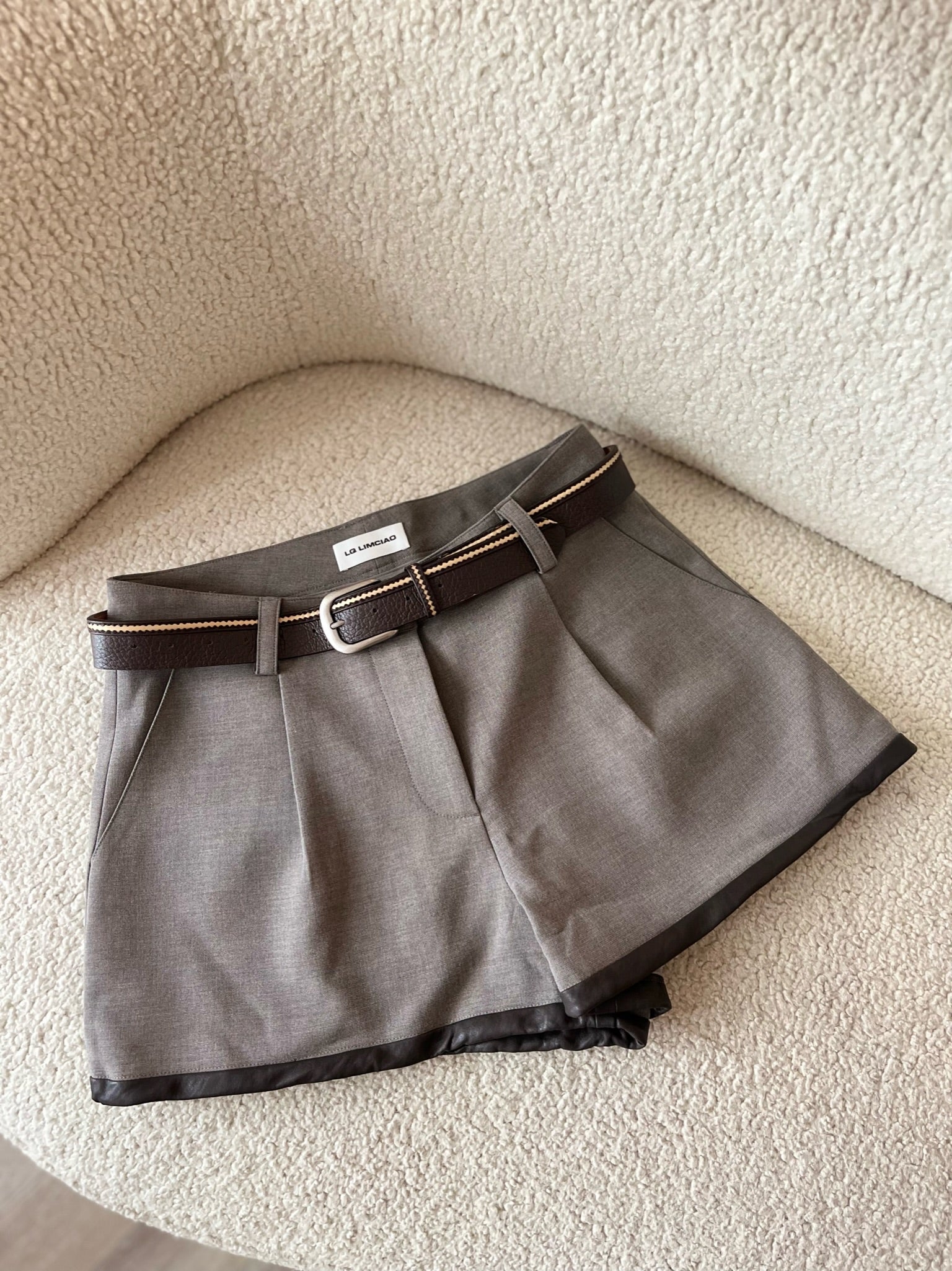皮革滾邊折線短褲(附皮帶) 咖 正面 01