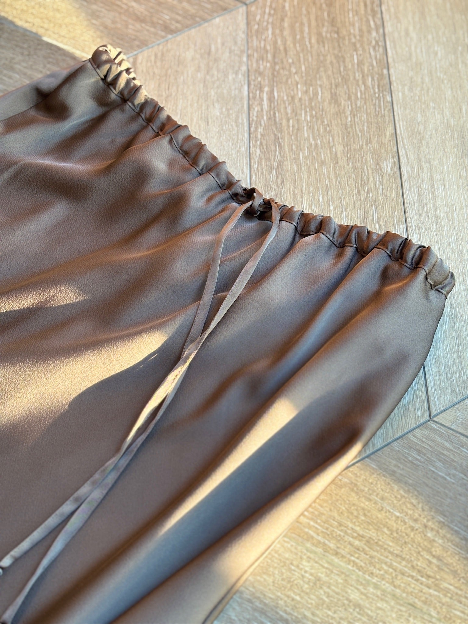 月光鬆緊緞面半裙-咖灰