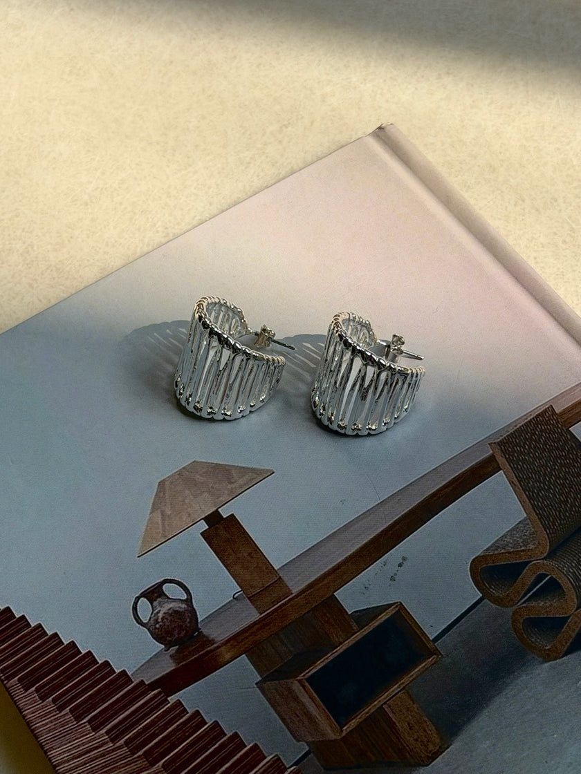 微光弧形線條耳環-銀