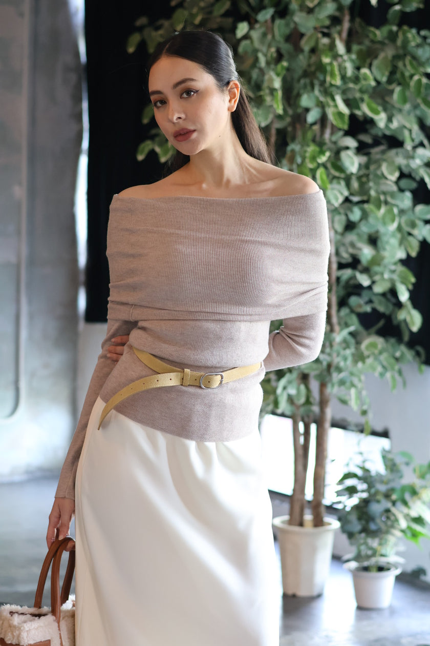 月下鎖骨一字領針織-杏灰