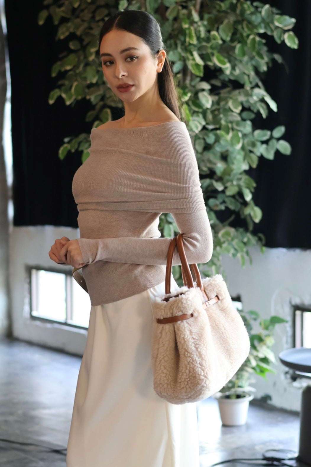 月下鎖骨一字領針織-杏灰