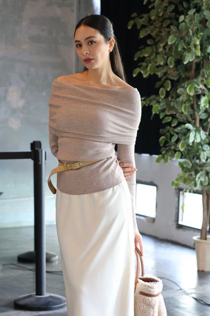 月下鎖骨一字領針織-杏灰