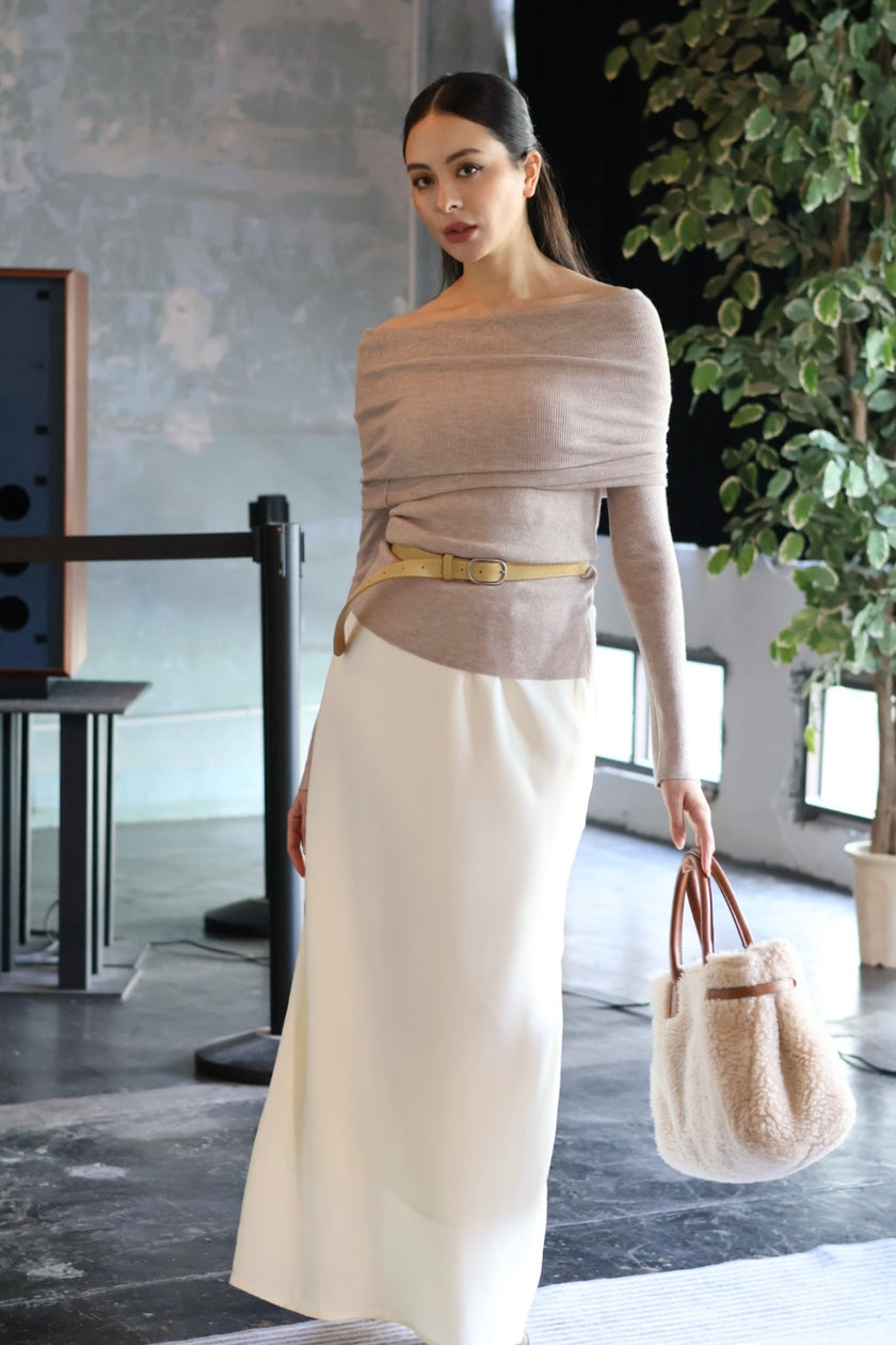 月下鎖骨一字領針織-杏灰