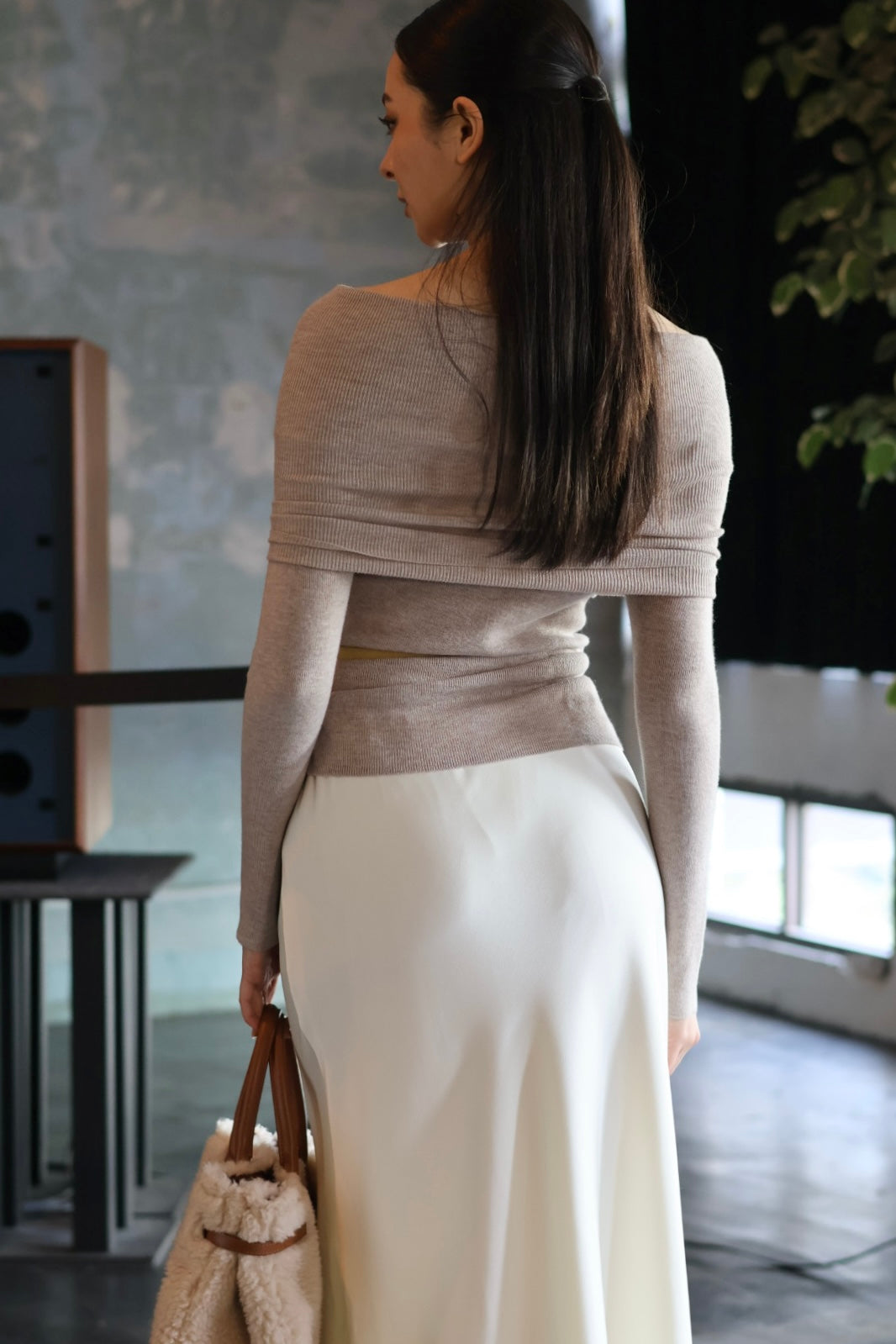 月下鎖骨一字領針織-杏灰