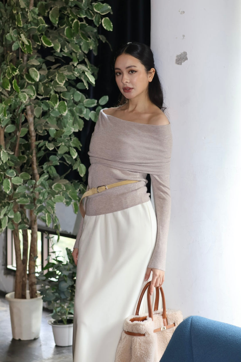 月下鎖骨一字領針織-杏灰