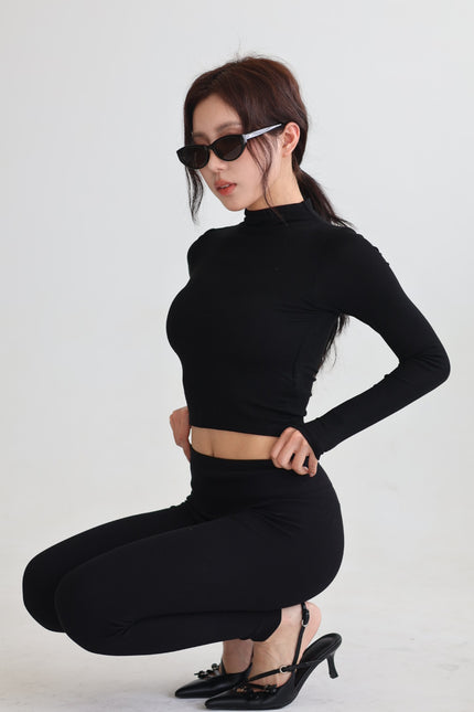 半高領胸墊短版上衣-黑