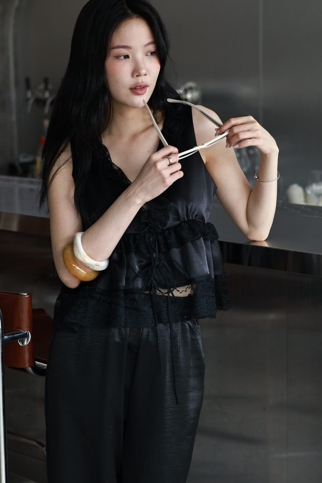 緞光蕾絲綁帶背心-黑