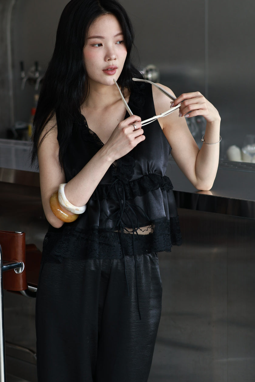 緞光蕾絲綁帶背心-黑