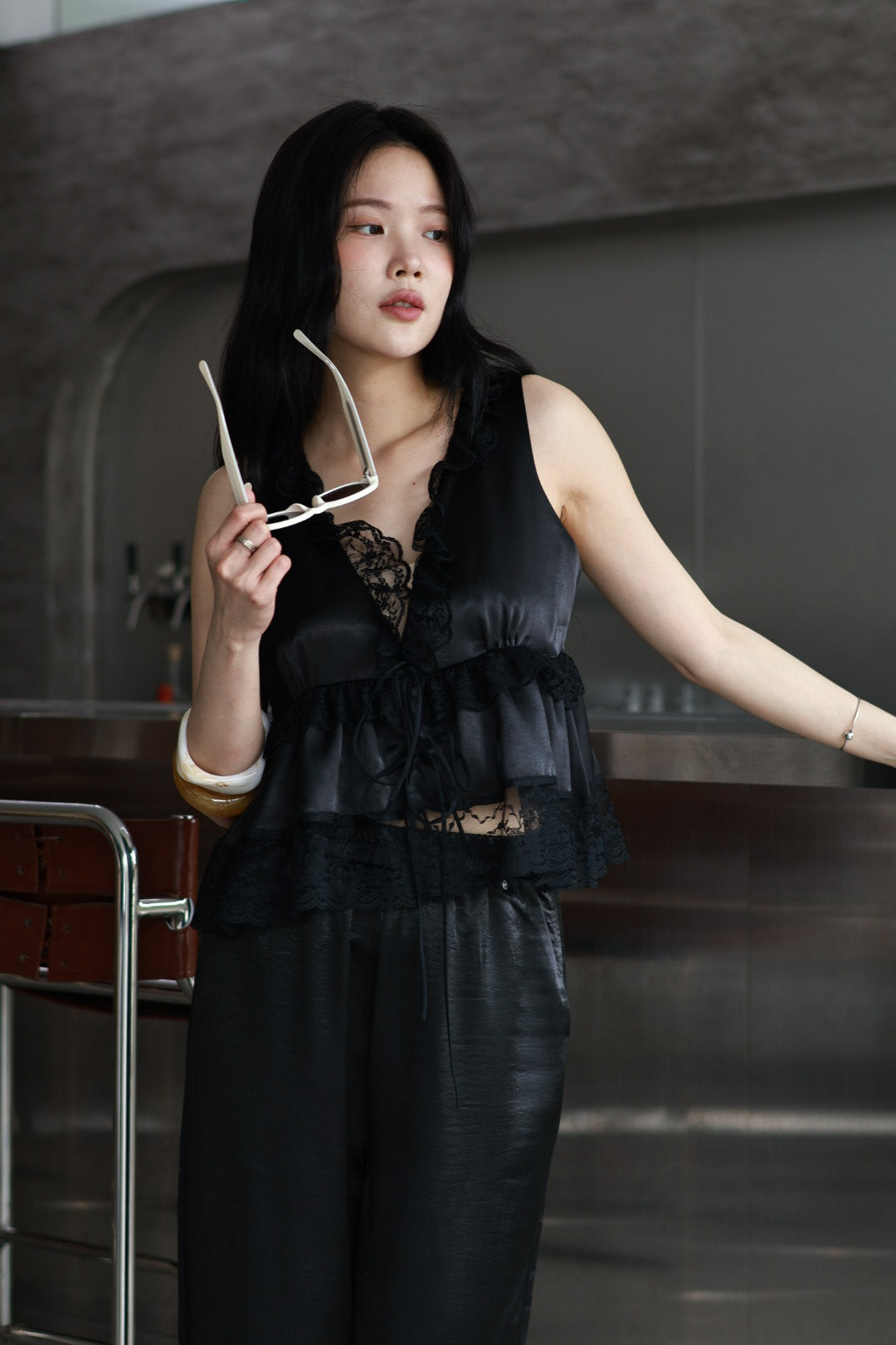 緞光蕾絲綁帶背心-黑