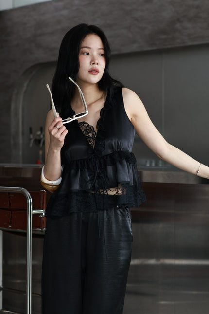 緞光蕾絲綁帶背心-黑