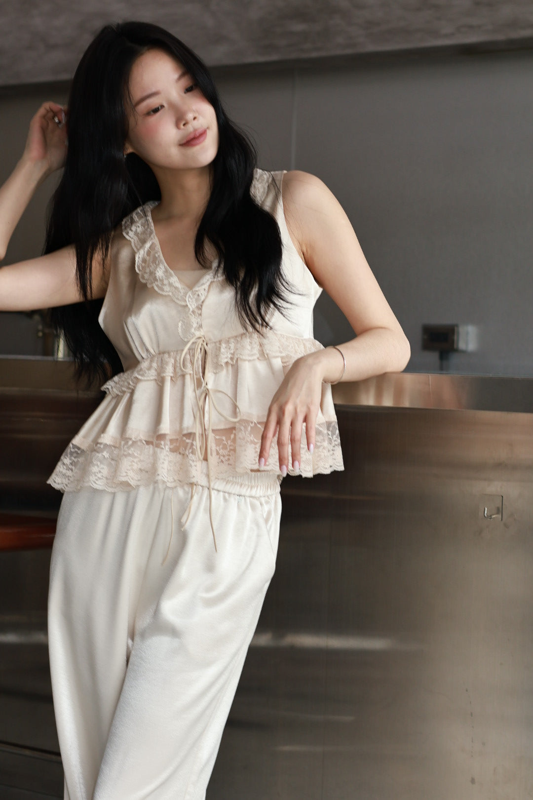 緞光蕾絲綁帶背心-杏