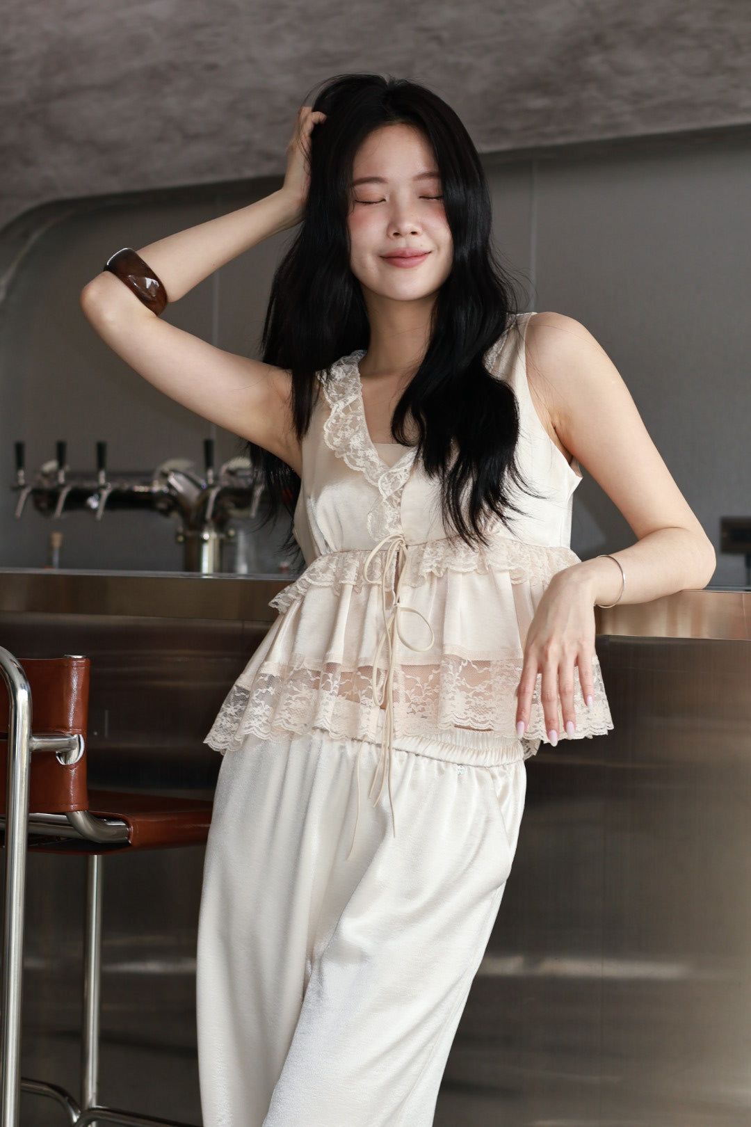 緞光蕾絲綁帶背心-杏