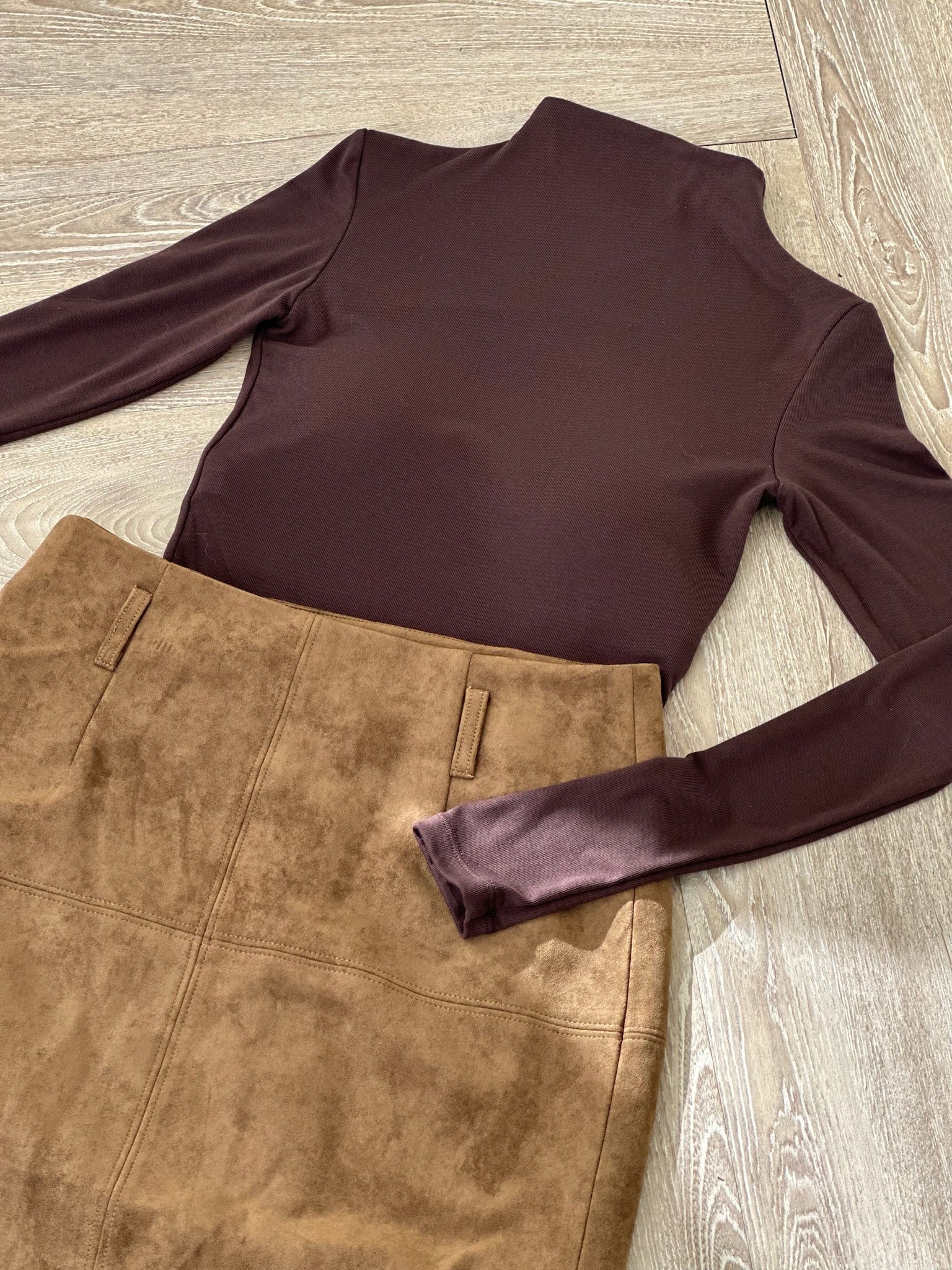 半高領胸墊短版上衣-咖