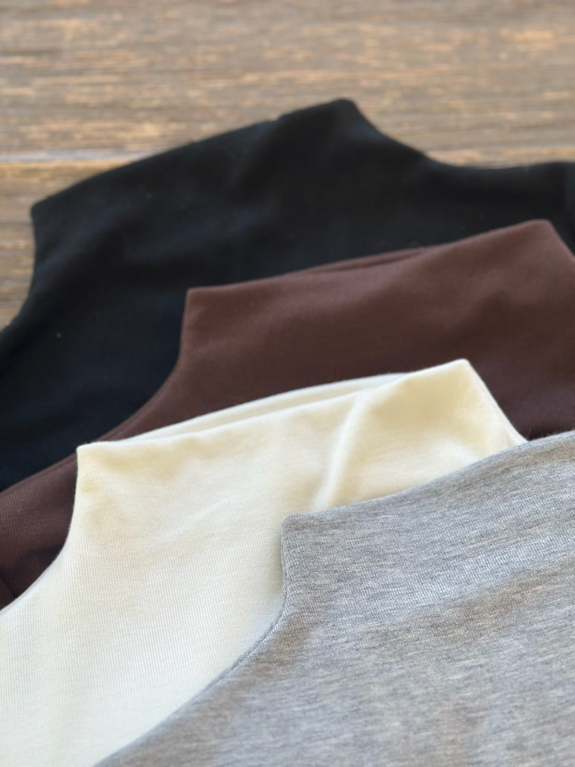 半高領胸墊短版上衣-咖