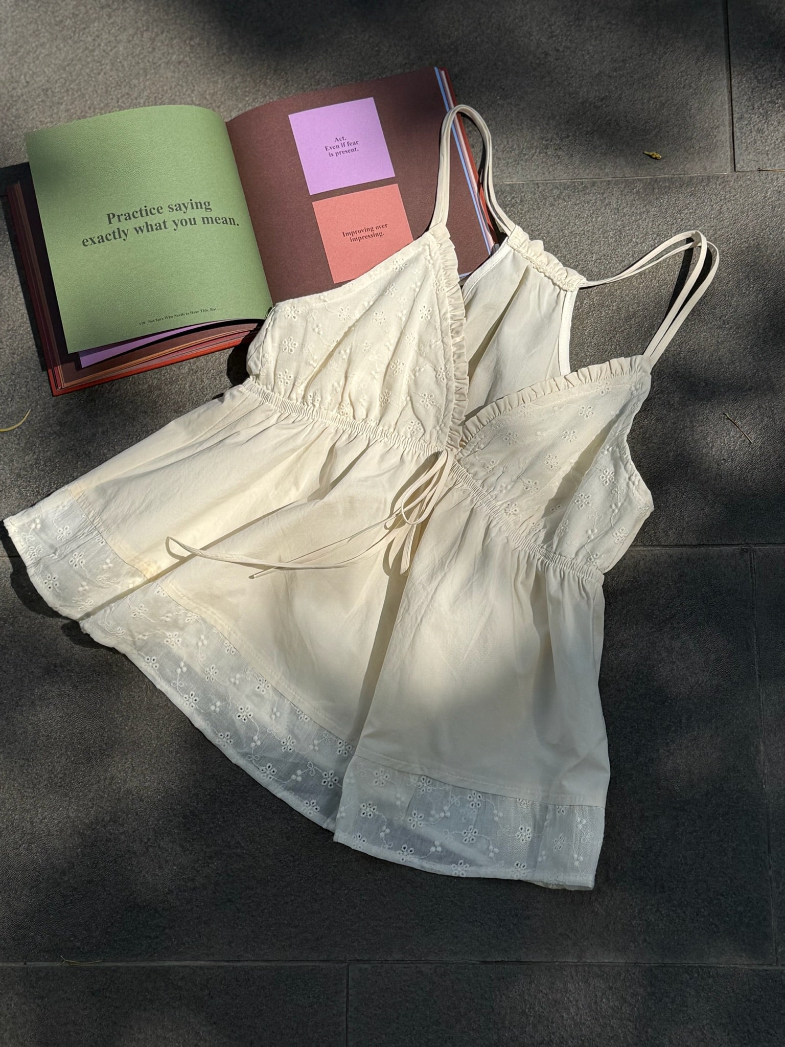 波西刺繡細肩背心-米白