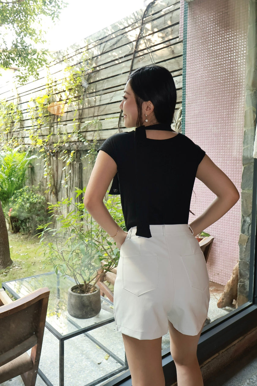 俐落繞脖坑條上衣-黑