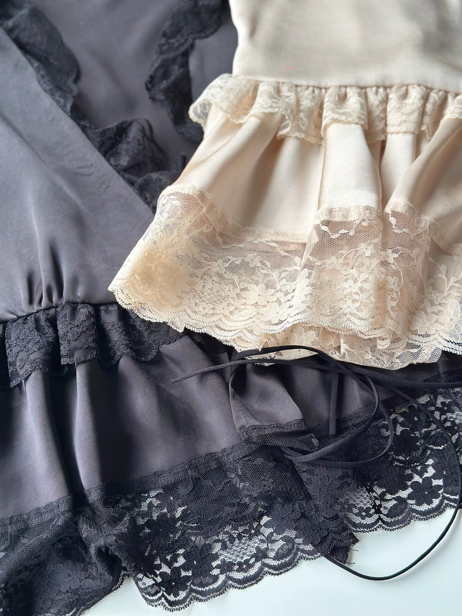 緞光蕾絲綁帶背心-黑