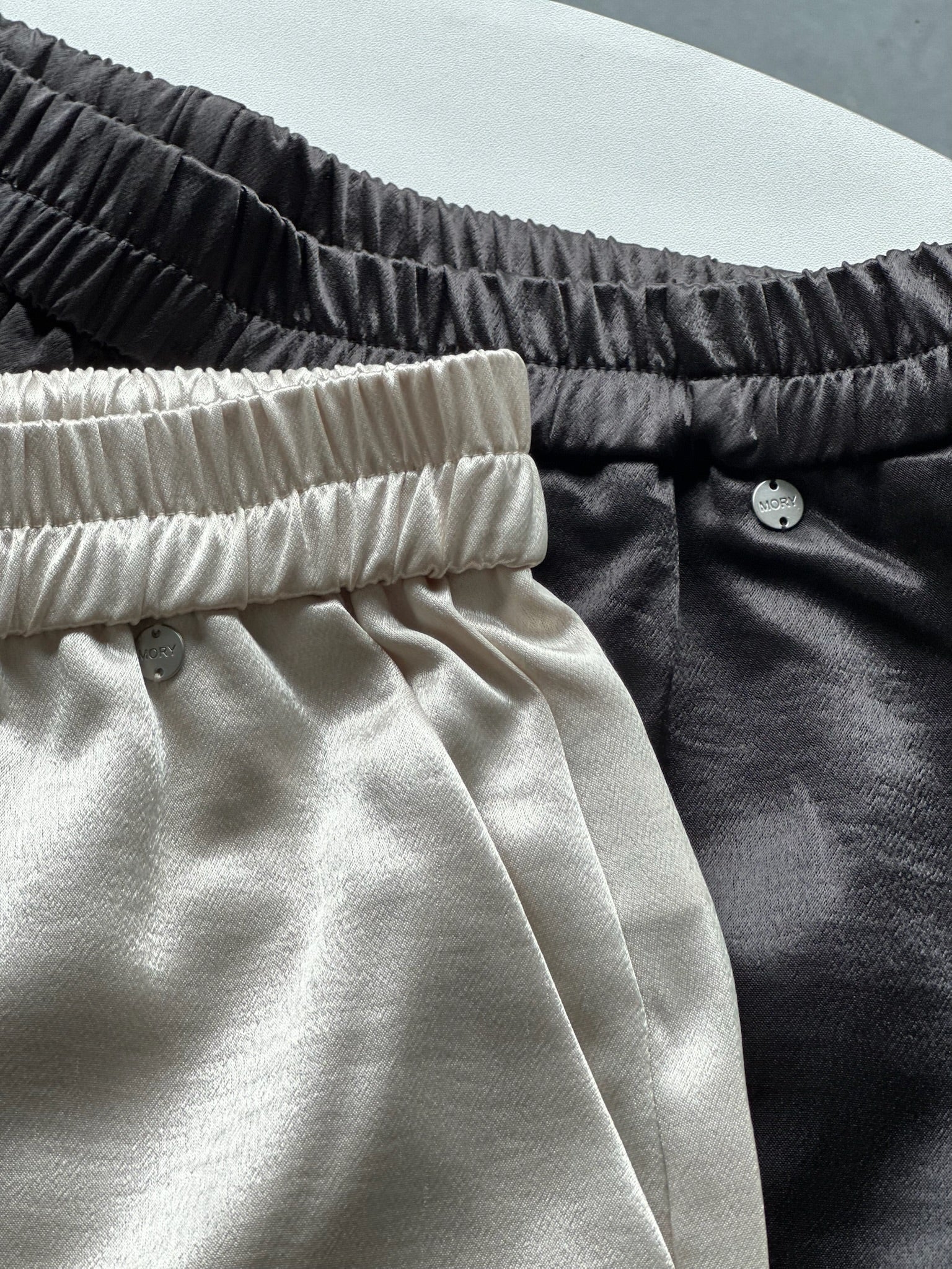 緞光渡假鬆緊寬褲-米白