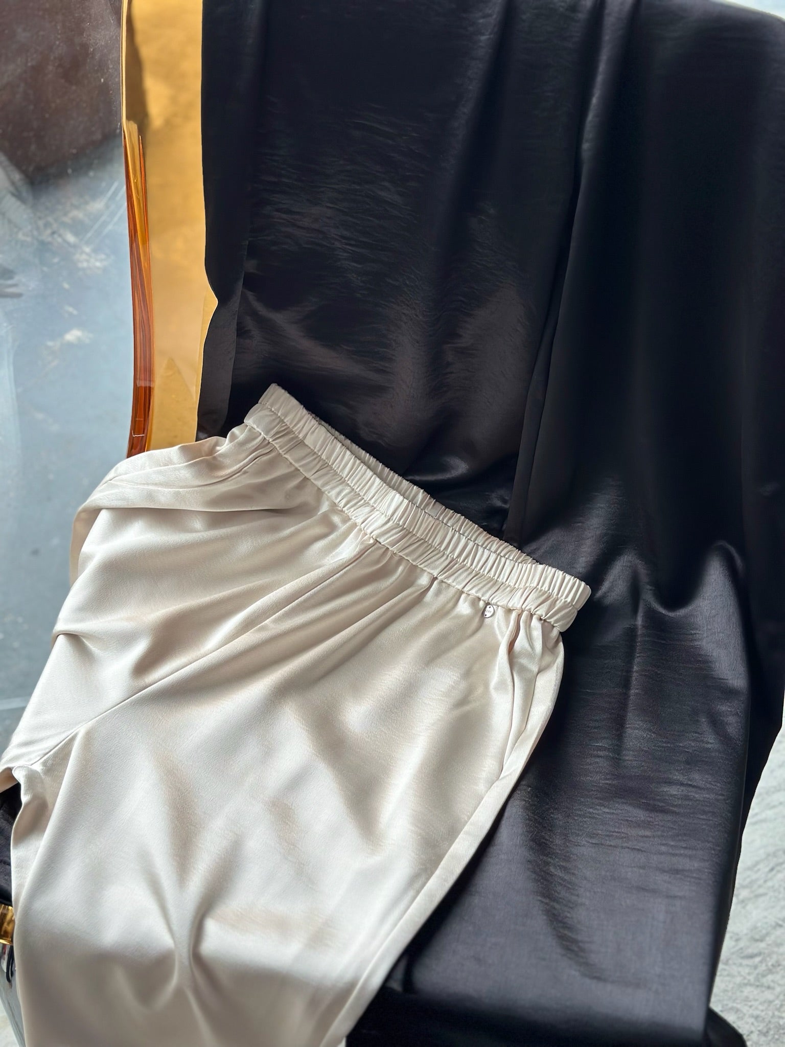 緞光渡假鬆緊寬褲-米白