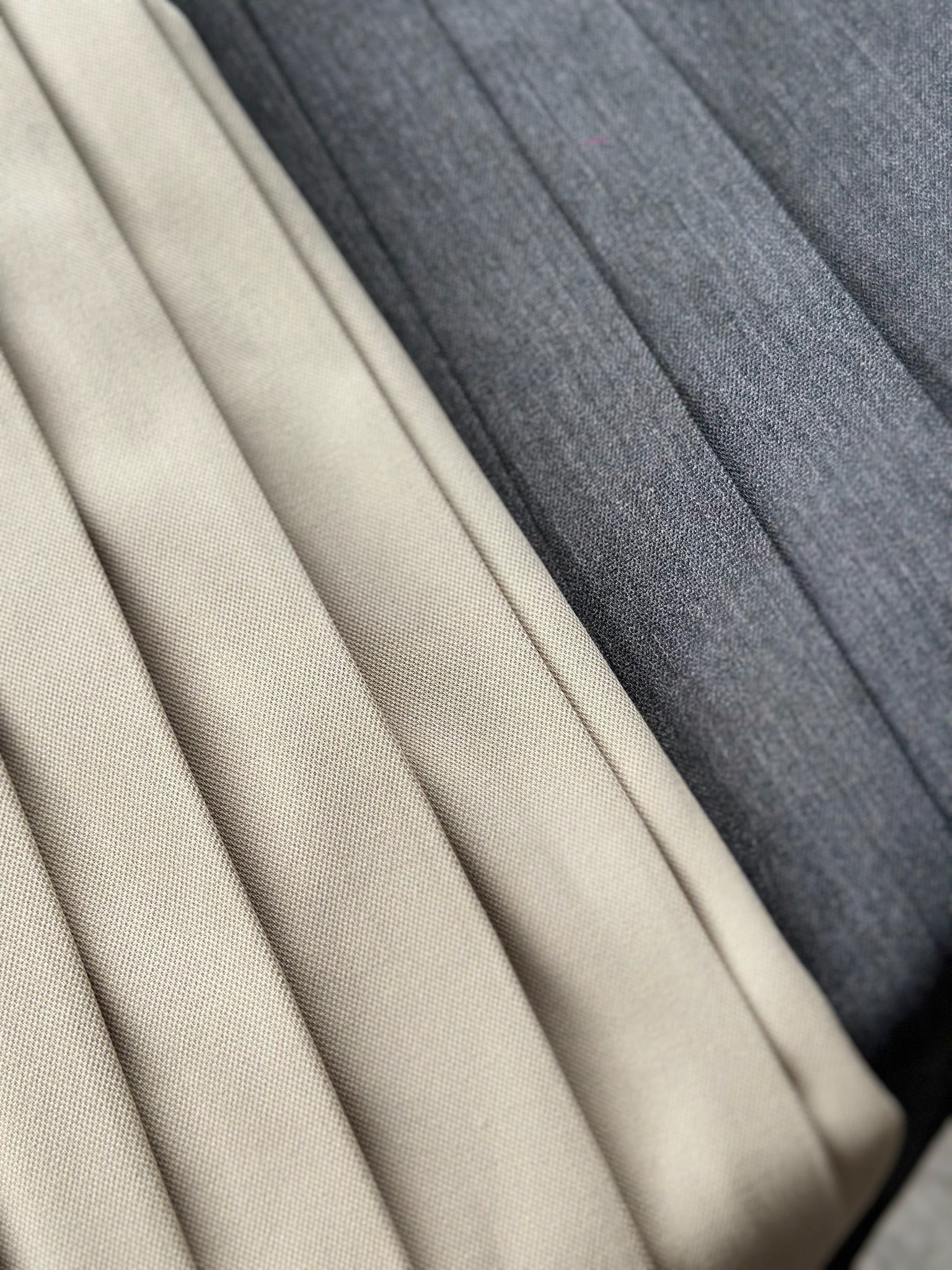 Miu感智性半百褶裙(附皮帶)-卡其