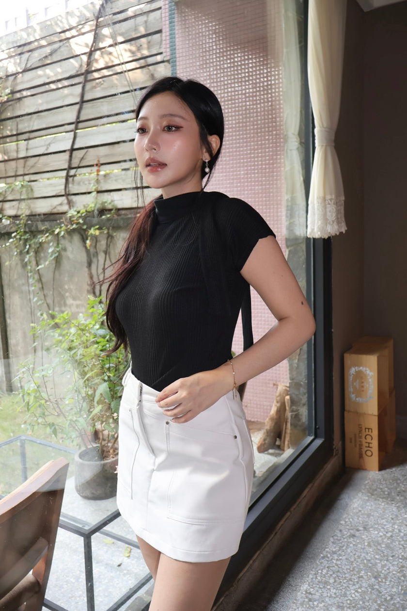 俐落繞脖坑條上衣-黑