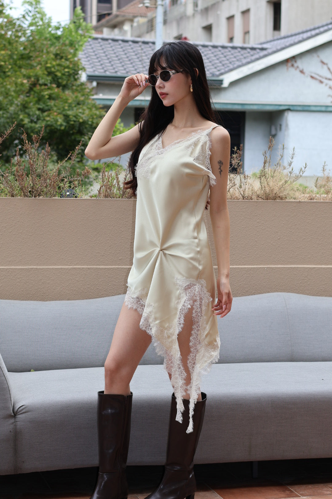 斜影蕾絲緞面短洋裝-杏