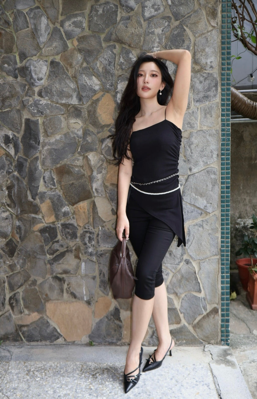 斜影側抓皺細肩上衣-黑