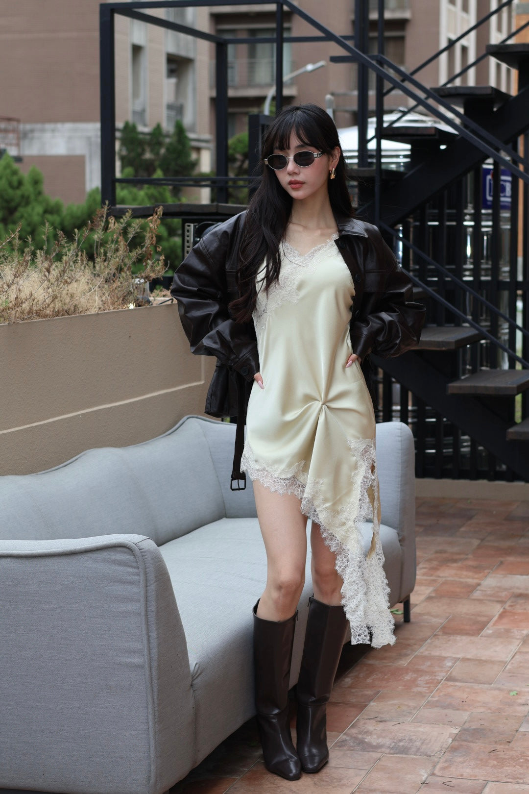 斜影蕾絲緞面短洋裝-杏