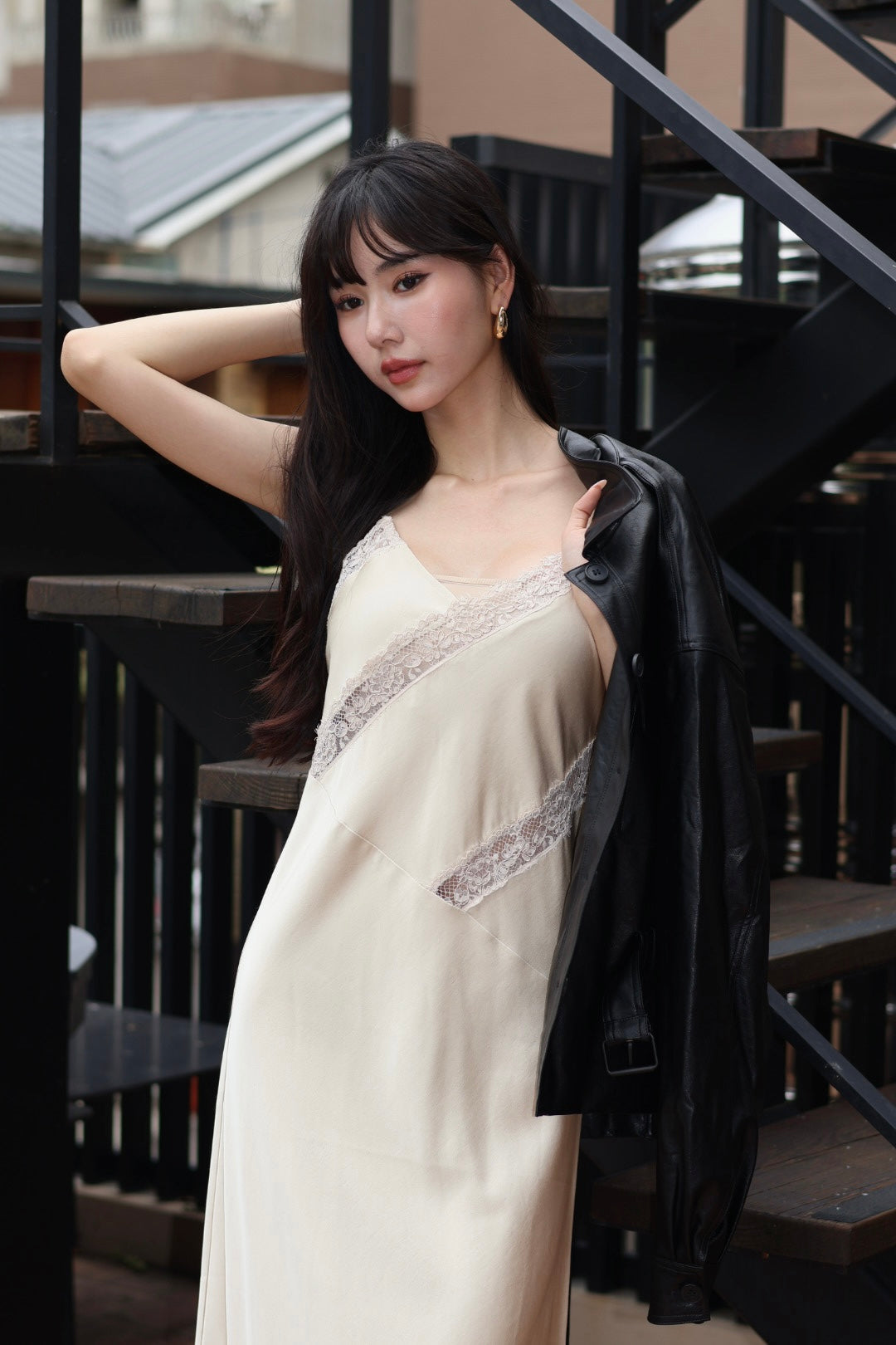 夜色流光蕾絲緞面洋裝-杏