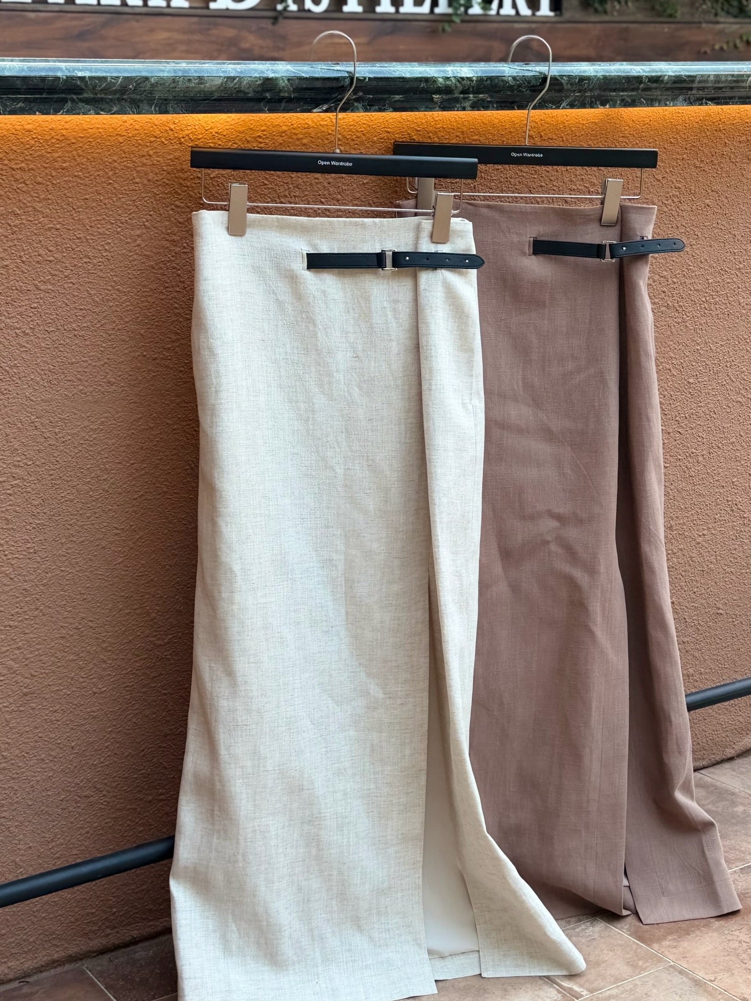 漫步皮帶抓褶開衩半裙-灰粉