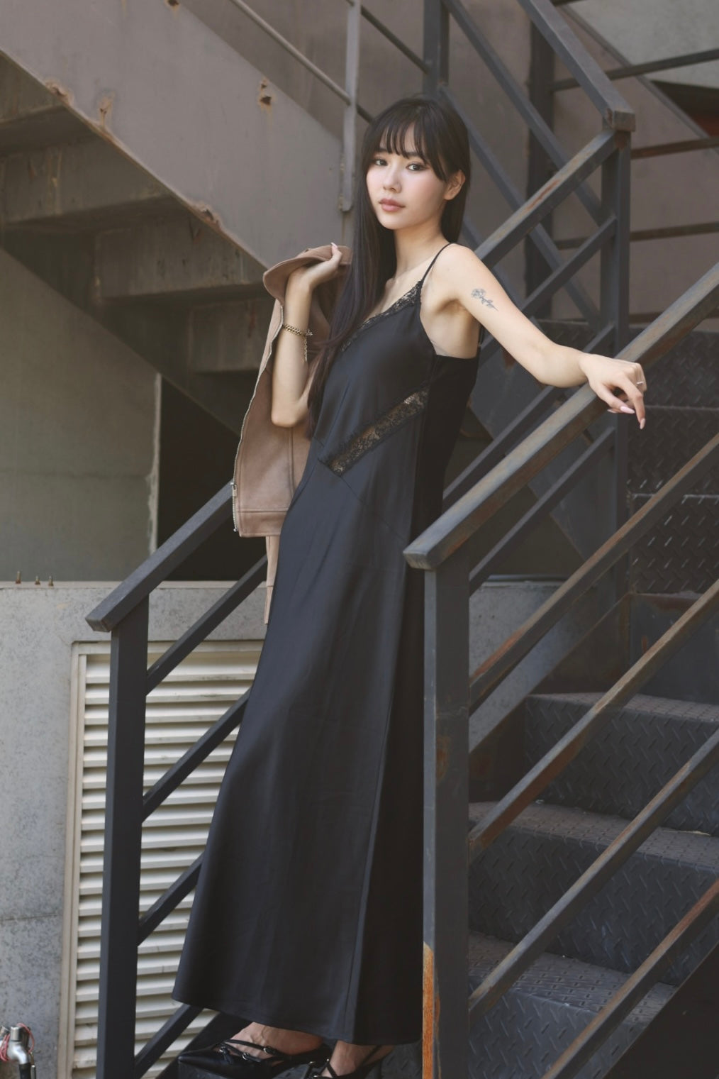 夜色流光蕾絲緞面洋裝-黑