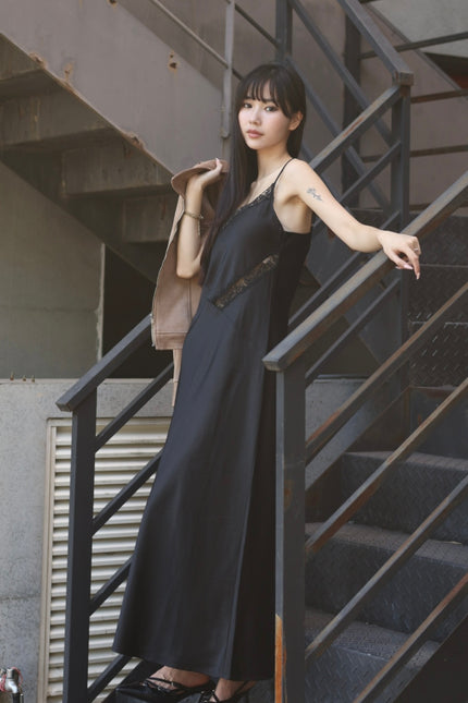 夜色流光蕾絲緞面洋裝-黑