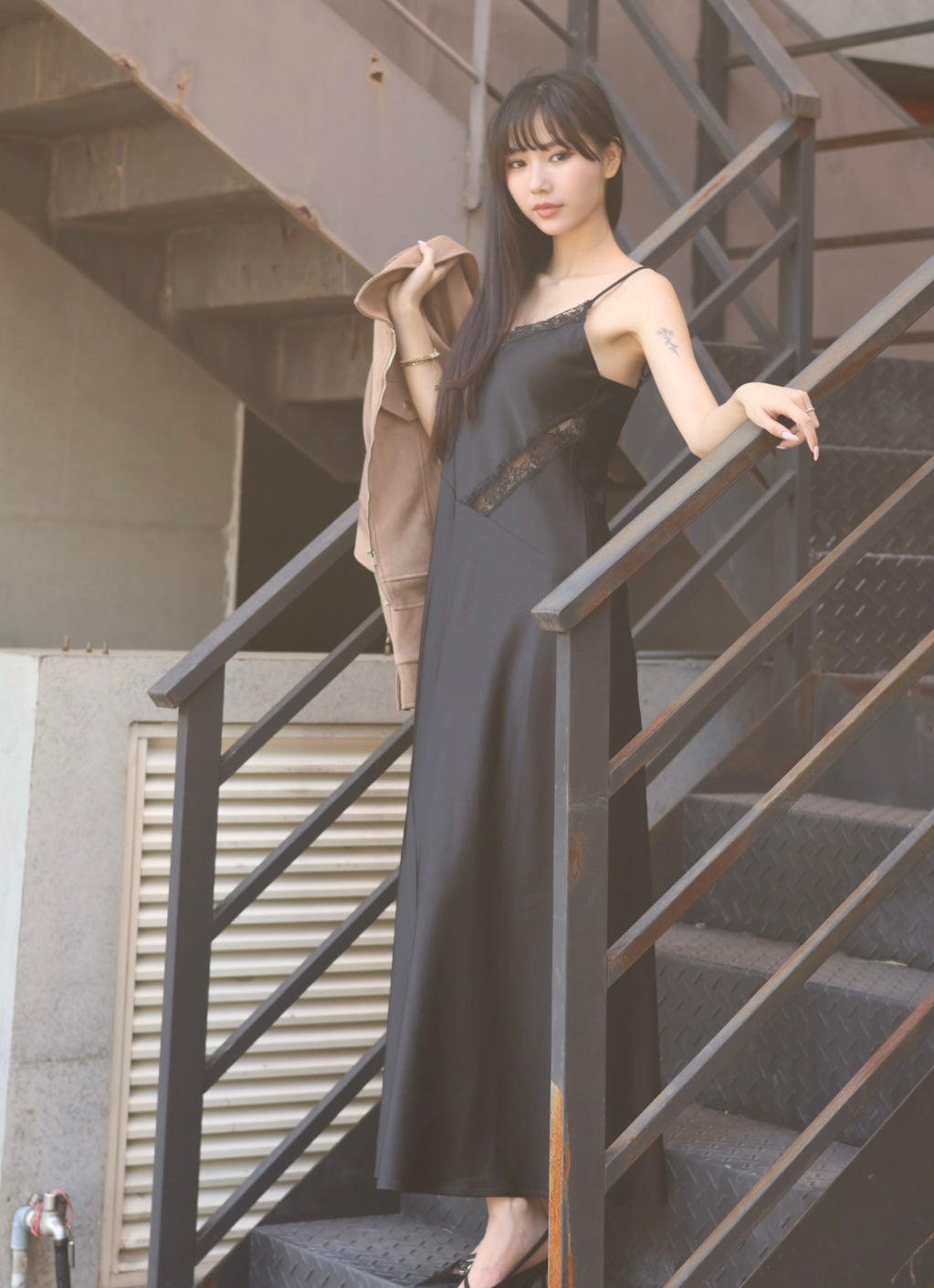 夜色流光蕾絲緞面洋裝-黑