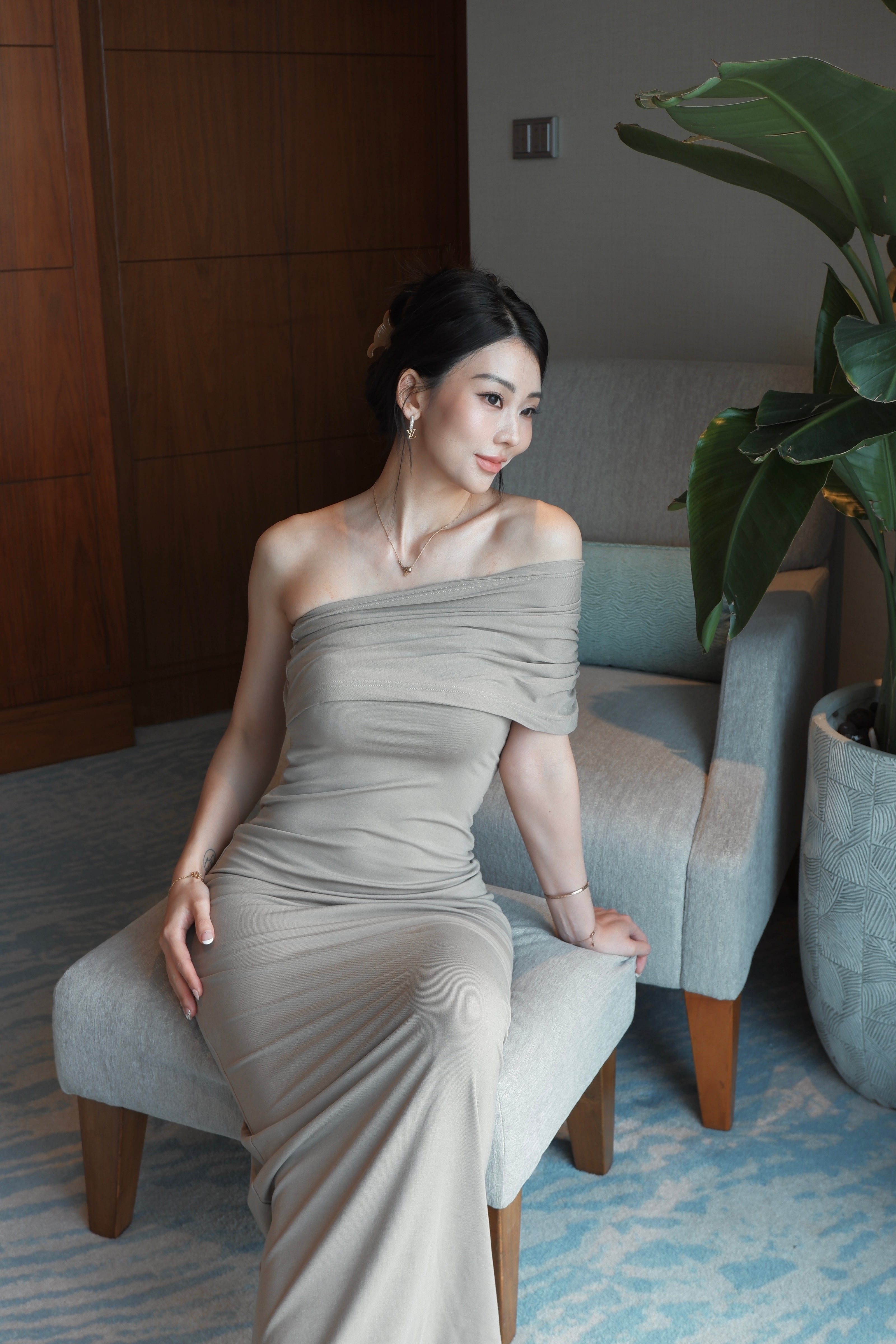 女神冰絲單肩洋裝-杏灰