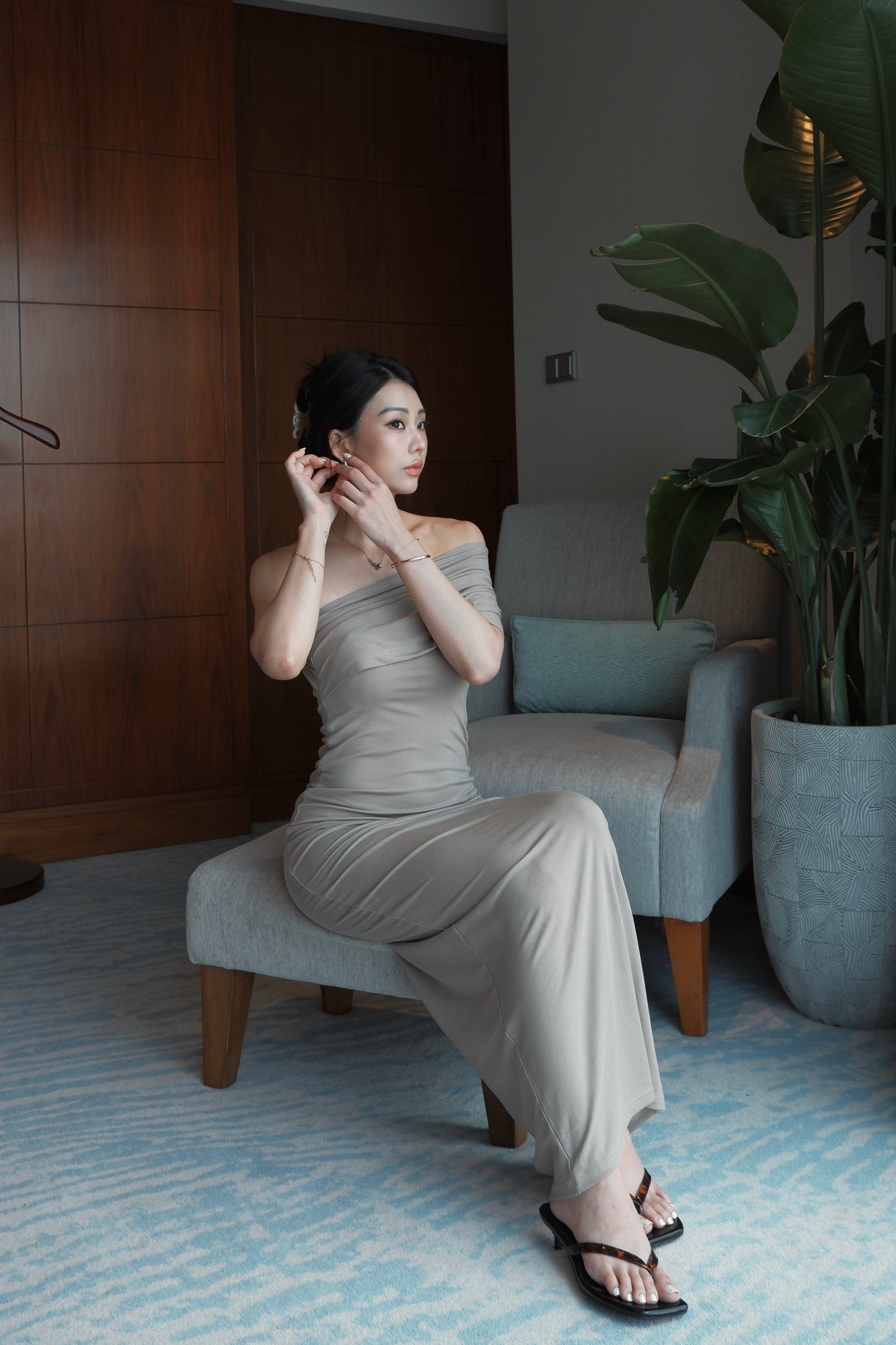 女神冰絲單肩洋裝-杏灰
