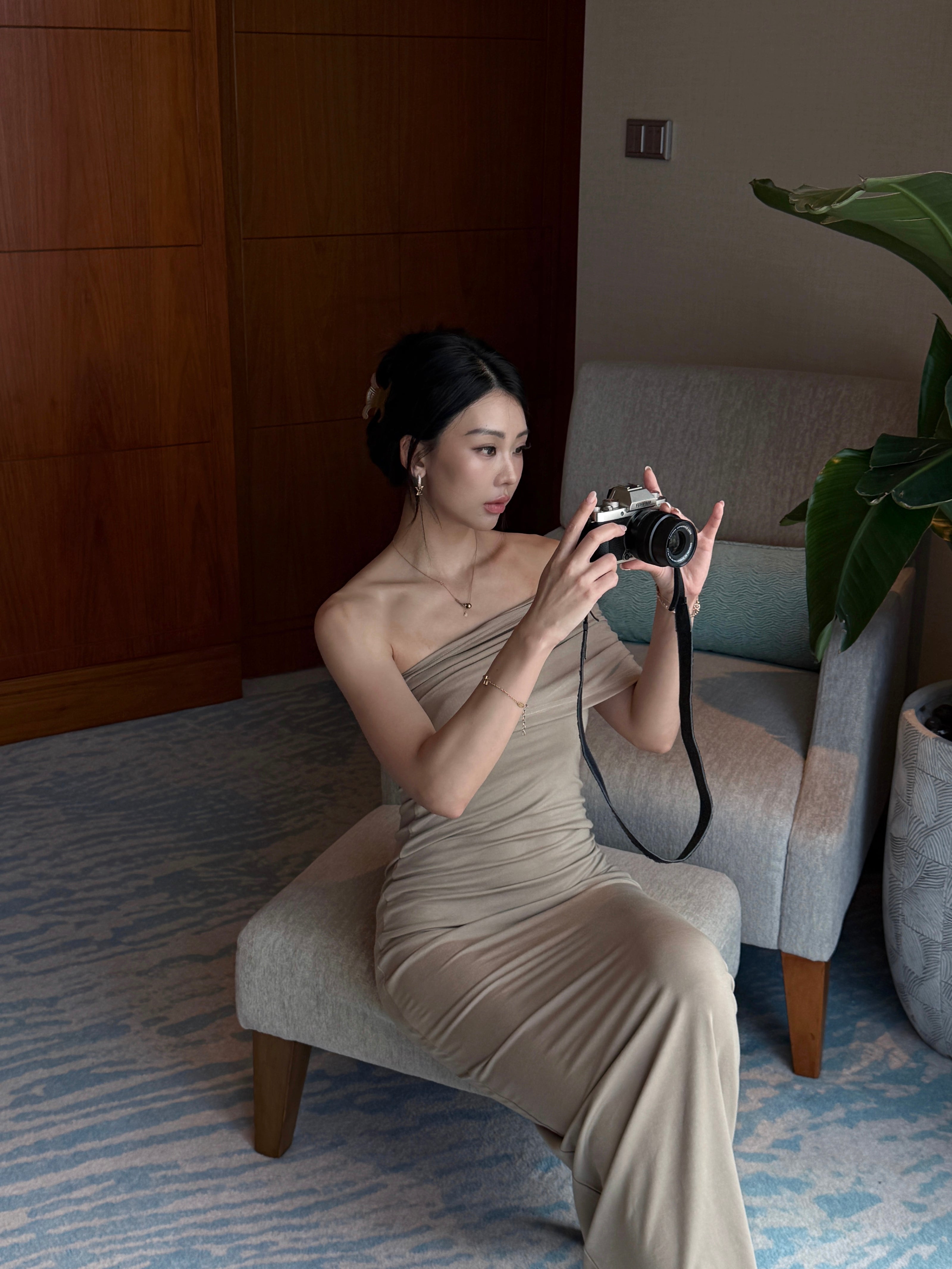 女神冰絲單肩洋裝-杏灰