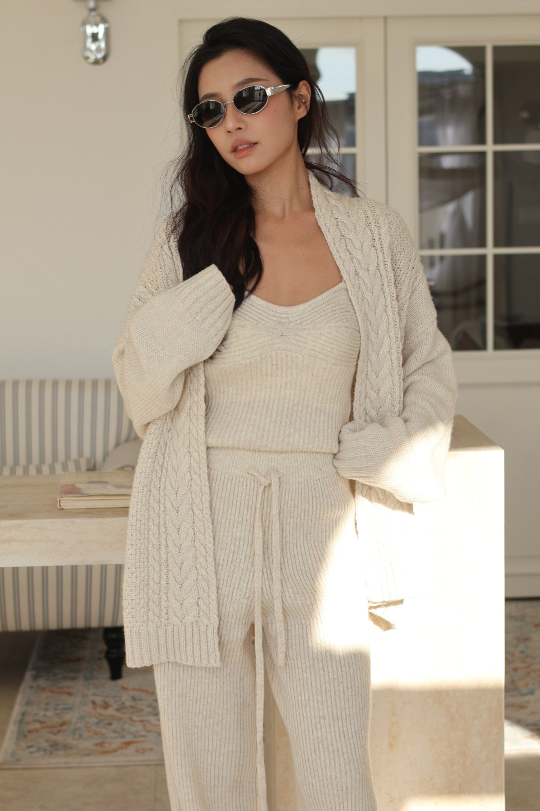 慵懶麻花羊毛針織罩衫-杏